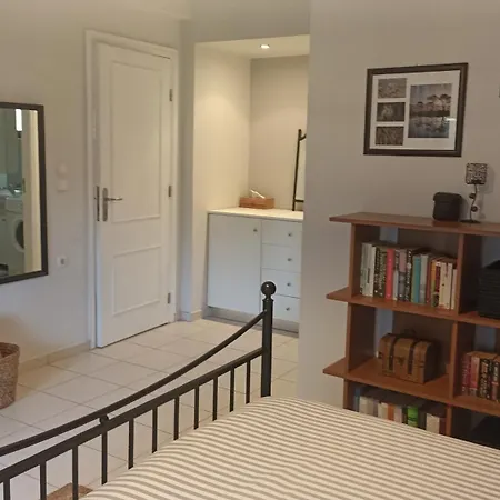 Charming Garden Apartment *